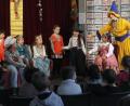 Bild: Wolfgang Steinbacher
Märchenfee Tasifan (Cornelia Thiele) hat alle Märchenfiguren in Urlaub geschickt. Im Lesecafé der Stadtbibliothek Amberg kann sie sich aber auf die Hilfe der Kinder verlassen.
