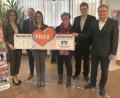 Bild: wro
Daniela Gräf-Giehl (von links) und Michael Preisinger (beide Volksbank Raiffeisenbank), Vanessa Eckert vom Kinderhaus „Sankt Marien“, Ingrid Bauer vom Kinderhaus „Die Tonwerker“, Geschäftsstellenleiter Egbert Häckl und Regionalmarktleiter Harald Zottmeier mit dem symbolischen Scheck.