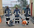 Bild: Lions Club Weiden/Richthammer/exb
Mit umgebauten Laubbläsern stellen sich Farmer in Namibia den Buschbränden. Dank Spenden aus der Oberpfalz können sie sich nun wenigstens mit Profikleidung schützen.