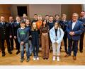 Bild: tne
Die ausgezeichneten Mitglieder der Jugendfeuerwehr zusammen mit Stadtbrandmeister Sebastian Schindler (links), Zweitem Kommandanten Christian Karl (Zweiter von links), Jugendwart Maximilian Köppel (Vierter von links), Bürgermeister Martin Preuß (Zweiter von rechts) und Kommandant Christian Schafbauer (rechts).