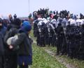 Bild: Henning Kaiser/dpa
Klare Fronten: Polizisten und Demonstranten stehen sich bei der Demonstration von Klimaaktivisten am Rande des Braunkohletagebaus bei Lützerath gegenüber.
