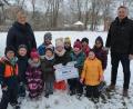 Bild: jr
CSU-Ortsvorsitzender Josef Hollmann überreichte an Johanniter-Kinderhausleiterin Sabine Doss eine Spende in Höhe von 500 Euro, den Erlös der Christbaumabholaktion im Gemeindegebiet.