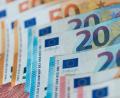 Symbolbild: Monika Skolimowska/dpa
Zahlreiche Banknoten von 10, 20 und 50 Euro liegen sortiert auf einem Tisch.