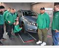 Bild: jr
Die 12-jährige Lena machte eine gute Figur beim Reifenwechsel. Die Aufgabe musste beim Wettbewerb um den 1. Motor-Nützel-Vereinscup erledigt werden. Beobachtet wird sie von den Fußballern des TSV Neualbenreuth.