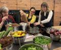 Bild: Vegan in Amberg
Alicia Lindner (rechts) beim veganen Kochkurs in der Vilskochstelle.