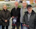 Bild: le
Reiner Bergler und Berthold Fröhlich sind die Vereinsmeister des Jahres 2022 im Flosser Kleintierzuchtverein, worüber sich auch Marktmeister Karl Kraus und der Vorsitzende des Kreisverbands Neustadt/WN im Verband bayerischer Rassegeflügelzüchter, Rainer Bauer, freuen (von links ).
Bild: le