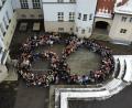 Bild: Markus Spörer/exb
Zum 60-jährigen Bestehen des Élysée-Vertrags haben die Schüler des Erasmus-Gymnasiums eine riesige 60 im Pausenhof gebildet.