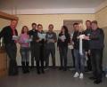 Bild: ror
Vorfreude auf das diesjährige Theaterstück des Muglhofer Theaterverein herrscht bei den Laiendarstellern bei der Vergabe der Rollenzettel durch Spielleiter Hans Gösl (rechts). Die Akteure sind (von links) Franz Voith, Christina Schmaus, Martin Vitzthum, Vanessa Tretter, Markus Balk, Sandra Keim, Thomas Balk, Doris Duhr und Martin Duhr.