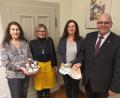 Bild: Marktgemeinde Bad Neualbenreuth/exb
1000 Euro Erlös für die Aktion "Lichtblicke" im Landkreis Tirschenreuth brachte das Weihnachtskonzert "zwischen den Jahren" in der Pfarrkirche Bad Neualbenreuth. Von links Organisatorin Monika Kunz, Ursula Stingl von der Gäste-Info, "Lichtblicke"-Schirmherrin Claudia Grillmeier und Bürgermeister Klaus Meyer.