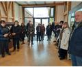 Bild: Anja Dubrowski/Landratsamt Tirschenreuth/exb
Die Seniorenbeauftragten der Städte, Märkte und Gemeinden besichtigen das Theres-Neumann-Museum in Konnersreuth.