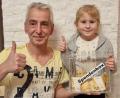 Bild: Ramona Ritter/exb
Thomas Ritter und Tochter Amelie präsentieren stolz die Spendenbox. Knapp 2700 Euro ist an die an Krebs erkrankte Angehörige der Familie weitergereicht worden.