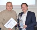 Bild: ak
Karl-Heinz Sehnke erhielt von Bürgermeister Christian Porsch (von links) zum Abschied unter anderem die Dankesurkunde der Gemeinde.