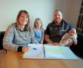 Bild: bsc
Stefanie und Tobias Grünbauer (im Bild mit ihren Kindern Lea und Luis) freuen sich auf die Geschäftseröffnung in Friedenfels.