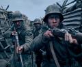 Bild:  Reiner Bajo/Netflix/dpa
Felix Kammerer (rechts) als Paul Bäumer, Albrecht Schuch (links) als Stanislaus Katczinsky und Edin Hasanovic als Tjaden Stackfleet in einer Szene des Films "Im Westen nichts Neues".