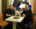 Bild: heb
Im Café Rieß gratulierte Christian Ferstl (links), Vorsitzender der Johann-Andreas-Schmeller-Gesellschaft, Konditormeister Günter Hühn (rechts) zum 10-jährigen Bestehen seiner Schmellertorte.