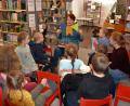 Bild: kki
Friederike Witt erklärt den Kindern nach dem Vorlesen, was nun gebastelt wird. Die Kinder sind mit Eiger bei der Sache.