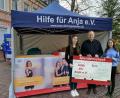 Bild: Medienwerkstatt Mittelschule Auerbach/exb
Bei der Spendenübergabe: (von links) Lena Frohnhöfer, Michael Sporrer, Sophie Kopp. Das Bild wurde mit dem Greenscreen erstellt und bearbeitet.