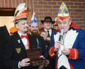 Archivbild: Gabi Schönberger
Beim Rathaus-Fasching 2019 ist die Welt noch in Ordnung: Narrhalla-Chef Christian Würdinger (links) gibt OB Kurt Seggewiß die Stadtkasse zurück. Jetzt will Würdinger aufhören. Und befreundete Mitglieder erheben Vorwürfe gegen die Stadt.