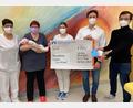 Bild: Kliniken Nordoberpfalz, Michael Reindl/exb
Die kleine Lilli und ihre Mama Michaela sind die ersten, die eine der neuen Mützchen erhalten haben, bei deren Anschaffung der Round Table 49 unterstützt. Ines Erhardt und Annette Lechler bedankten sich für die Spende des Clubs um Präsident Marc Lohse und Markus Rechl.