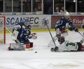 Archivbild: Gebert
Die Blue Devils treffen am Sonntag zum vierten Mal in dieser Saison auf die Starbulls Rosenheim. Das Testspiel (Szene vor dem Kasten von Marco Wölfl) verloren die Weidener (0:2), die beiden Punktspiele entschieden sie knapp für sich (3:2 und 2:1).