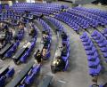 Symbolbild: Wolfgang Kumm/dpa
Abgeordnete verfolgen im Deutschen Bundestag während einer Fragestunde die Befragung der Bundesregierung. Die Fraktionen von SPD, Grünen und FDP haben einen Gesetzesentwurf für eine Wahlrechtsreform vorgelegt. Sollte dieser angenommen werden, sinkt die Zahl der Abgeordneten wieder auf die Regelgröße von 598.