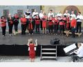 Archivbild: u
Seinen letzten größeren Auftritt absolviert der Gemischte Chor 2019 bei der Sommerserenade auf der Freilichtbühne im Schlosshof. Im Jahr des 25-jährigen Bestehens sucht der Chor nach Verstärkung in allen Stimmlagen. Chorleiterin Jana Müller steht weiter zur Verfügung.