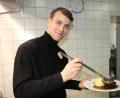 Bild: kro
Maximilian Gläßl kocht sehr gerne, hier serviert er eine Gänsebrust mit Knödel und Soße.