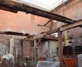 Bild: szl
Der Blick von oben in das ehemalige Sudhaus der Brauerei Schels: Von den einst dreieinhalb Etagen steht nur noch eine. Der Turm soll bis Mitte dieses Jahres komplett entkernt sein. Dann kann im nächsten Schritt mit dem Rohbau begonnen werden.