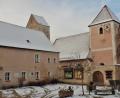 Bild: jml
Nicht nur für Einheimische ist dies ein vertrauter Anblick: Evangelisches Gemeindehaus, Schwedenturm dahinter, Nikolauskirche und Kriegerhainmauer (von links). Sie sind als ortsbildprägendes Gebäude-Ensemble das historisch gewachsene Herzstück des Marktes. Gebaut scheinbar für Ewigkeiten. Und doch nagt der Zahn der Zeit an ihnen. Vor allem am Dachstuhl des Gemeindehauses.
