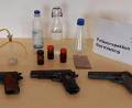 Bild: Polizeiinspektion Bad Kötzting
Das Bild der Polizei zeigt einen Teil der sichergestellten Gegenstände zur Drogenproduktion.
