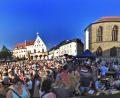 Bild: roa
So voll war es am Marktplatz in Amberg im Sommer 2017. Die Szenerie wurde mit einer 360-Grad-Kamera aufgenommen. Hier traf man sich zum Weltrekordversuch im "Mensch ärgere Dich nicht"-Spiel und gewann. Vor vier Jahren knackten Thüringer den Titel. Heuer will man ihn zurück.