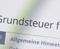 Bild: Bernd Weißbrod/dpa/Symbolbild
Das Wort Grundsteuer erscheint auf einem Computerbildschirm auf der Seite des Online-Steuerportals Elster.