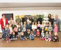 Bild: pi
Die Kinder strahlen bei der Präsentation des Hausschilds mit dem Personal des Kinderhauses und den Ehrengästen fast um die Wette.