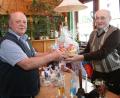 Bild: roh
Vorsitzender Erwin Bächer (links) bedankte sich bei Theo Höfer (rechts) für die jahrelange Führung der Kassengeschäfte der Seniorenvereinigung Friedenfels mit einem Geschenkkorb.
