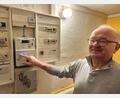 Bild: Würth, Wolfgang
Max Gmeiner bei seinem neuen Stromzähler. Der Aufkleber weist den alten Zählerstand aus, dennoch wich die Angabe von Bayernwerk deutlich ab.