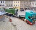 Bild: Tobias Gräf
Schwarze Reifenspuren und zusammengeschobene Blumentröge: Der Fahrer dieses Spezialtransporters rangierte rund 20 Minuten, um mit seinem Gespann wieder aus der engen Sulzbacher Innenstadt herauszukommen.