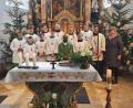 Bild: wec
Die Ministrantenschar der Nikolauspfarrei in Theuern, die von zwei Minis Abschied nahm. Vorne in der Mitte Pfarrer Sagaiaraj Lourdusamy, links daneben Maximilian Lotter, der nach fünf Jahren Dienst am Altar aufhört, rechts vom Pfarrer Marcella Desat, die nach 20 Jahren als aktive Ministrantin feierlich verabschiedet wird. Die Laudatio hält Gemeindereferentin Kathrin Blödt (rechts).