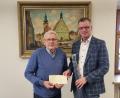 Bild: fg
Bürgermeister Hermann Falk (rechts) verabschiedet Richard Honig als Feldgeschworener.