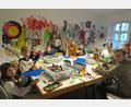 Bild: jzk
Stephanie Leypold und Simone Poisel (stehend von links) stehen den Kindern der Legobau-Gruppe mit Rat und Tat zur Seite.
