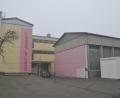 Bild: ak
Die energetische Sanierung der Halle West (rechts) im Zuge der Schulsanierung und eines Neubaus für die Mittagsbetreuung ist zu teuer. Die künftige Nutzung vielleicht als kalte Lagerhalle wird noch diskutiert.