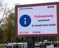 Bild: Federico Gambarini/dpa
Auf einer Werbetafel erscheint der Hinweis auf den bundesweiten Warntag. Auch Sulzbach-Rosenberg soll sich auf einen möglichen Katastrophenfall vorbereiten. Dazu wurden im Stadtrat Stimmen laut.