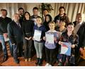 Bild: Gertraud Portner/exb
Die Blaskapelle Teunz und NBMB-Kreisvorsitzender Joseph Ferstl (Zweiter von links) ehrten aktive und passive Mitglieder. Der zweite Bürgermeister Robert Hechtl (rechts) gratulierte.