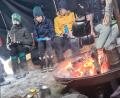 Bild: DPSG Sulzbach-Rosenberg/exb
Rund um die Kochstelle ist immer was los: Hier brennt das Feuer, und die dampfenden Kochkessel verströmen den Geruch von deftigem Essen. Wirklich hygienisch ist hier aber natürlich nichts - wie sollte es auch?