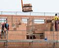Bild: Armin Weigel/dpa
Maurer arbeiten an einem Haus in einer Neubausiedlung. Die Auftragsflaute im Wohnungsbau ist auch im Landkreis Schwandorf zu spüren.