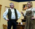 Bild: bkr
Das sturköpfige Gemeindeoberhaupt Franz-Josef Dimpflmayer (Josef Dötsch) und die Scherenschleiferin Sofia (Carina Busch).