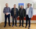 Bild: Stadt Auerbach/exb
Nach der Vereidigung: (von links) Hauptamtsleiter Uwe Lindner, der neue Feldgeschworene Wolfgang Wiesent, Obmann Rudolf Achatz und Bürgermeister Joachim Neuß.
