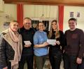 Bild: Lukas Braun/exb
Bürgermeister Ludwig Gürtler (Zweiter von links) und Dr. Stephanie Kuchlbauer (Mitte) freuten sich über die Spenden. Überreicht wurden diese durch die zweite Vorsitzende von Jungkolping, Katharina Eckl (Zweite von rechts), den Vorsitzenden der Kolpingsfamilie, Josef Schneider (rechts), und die zweite Vorsitzende des Fördervereins St.-Jodok-Ritt, Rebekka Fischer (links).
