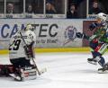 Archivbild: Gebert
Die Blue Devils dominierten bei den Passau Black Hawks nach Belieben: Tomas Rubes (rechts/Szene aus einem Heimspiel gegen Passau) traf sogar in Unterzahl zum zwischenzeitlichen 4:0. Am Ende gewannen die Blue Devils mit sage und schreibe 11:1.