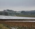 Bild: frd
Auf dem schneebedeckten Feld (im Vordergrund) soll der „Solarpark Rottendorf“ entstehen.
