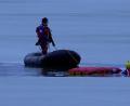 Bild: Steffen Ittig/NEWS5/dpa
Taucher in einem Stausee in Südthüringen im Einsatz. Ein Geschwisterpaar ist auf dem zugefrorenen Stausee wahrscheinlich eingebrochen und dabei ums Leben gekommen.